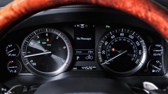 2016-Lexus-LX-570-Base-int